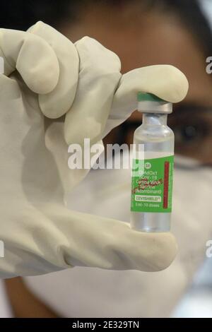 Kolkata, India. 16 gennaio 2021. Medic display COVID 19 vaccino Covashield in un centro sanitario durante la campagna di vaccinazione COVID 19 drive. (Foto di Ved Prakash/Pacific Press) Credit: Pacific Press Media Production Corp./Alamy Live News Foto Stock