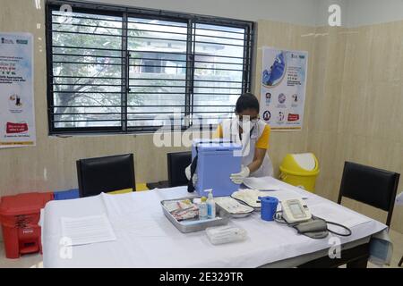 Kolkata, India. 16 gennaio 2021. Medic preparare prima della vaccinazione in un centro sanitario durante la campagna di vaccinazione COVID 19. (Foto di Ved Prakash/Pacific Press) Credit: Pacific Press Media Production Corp./Alamy Live News Foto Stock