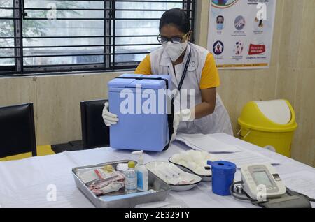 Kolkata, India. 16 gennaio 2021. Medic preparare prima della vaccinazione in un centro sanitario durante la campagna di vaccinazione COVID 19. (Foto di Ved Prakash/Pacific Press) Credit: Pacific Press Media Production Corp./Alamy Live News Foto Stock