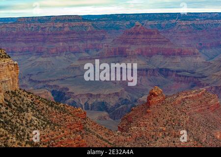 Grand Canyon NP, Arizona, USA - 21 dicembre 2016: Panorama del Grand Canyon e del Bright Angel Trail visto dal bordo sud, vicino a El Tovar Foto Stock