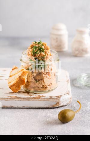 Sandwich con pate di pollo con cappero su sfondo chiaro. Messa a fuoco selettiva Foto Stock