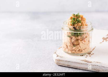 Sandwich con pate di pollo con cappero su sfondo chiaro. Messa a fuoco selettiva Foto Stock