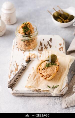 Sandwich con pate di pollo con cappero su sfondo chiaro. Messa a fuoco selettiva Foto Stock