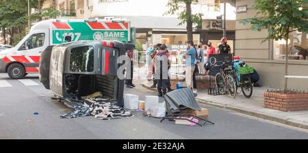 Ambulanza e polizia nel sito di incidente automobilistico Buenos Aires, Argentina Foto Stock