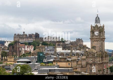 Blick über die Altstadt von Edinburgh auf den Schloßberg Foto Stock