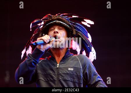 Jay Kay di Jamiroquai si esibisce dal vivo sul palco durante il Festival di Arras Main Square 1° giorno, ad Arras, Francia settentrionale, 02 luglio 2010. Foto di Sylvain Lefevre/ABACAPRESS.COM Foto Stock