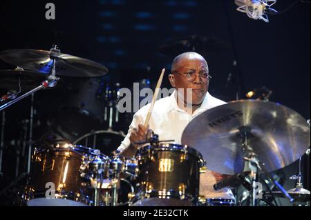 Billy Cobham e John McLaughlin si esibiscono dal vivo durante il Montreux Jazz Festival di Montreux, Svizzera, il 3 luglio 2010. Foto di Loona/ABACAPRESS.COM Foto Stock