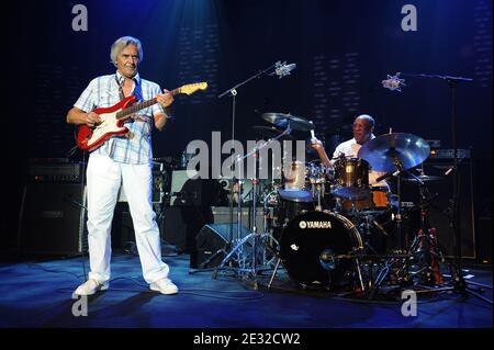 Billy Cobham e John McLaughlin si esibiscono dal vivo durante il Montreux Jazz Festival di Montreux, Svizzera, il 3 luglio 2010. Foto di Loona/ABACAPRESS.COM Foto Stock