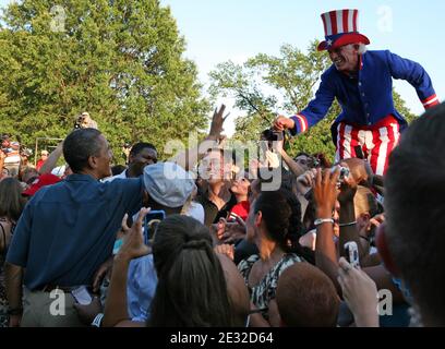 Il presidente Barack Obama saluta le famiglie militari riunitesi per il 4 luglio 2010 festeggiamenti a Washington DC, USA. Foto di Martin H. Simon/ABACAPRESS.COM Foto Stock