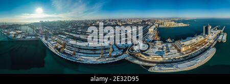 Panorama a 360 gradi del porto marittimo e città centrale di Odessa Ucraina. Riprese in drone, in inverno e in giornata di sole Foto Stock