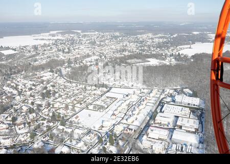 Foto aerea del villaggio di Saint-Arnoult, visto da un dipartimento paramotore. Di Yvelines, regione Île-de-France. Comune del Parco Naturale Foto Stock