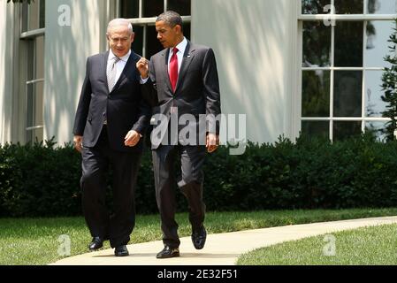 Il presidente DEGLI STATI UNITI Barack Obama (R) cammina con il primo ministro israeliano, Benjamin Netanyahu (L) mentre lascia la Casa Bianca a Washington DC, USA il 06 luglio 2010. I due leader si sono incontrati nell'Ufficio ovale ed entrambi hanno partecipato ad un pranzo di lavoro. Foto di Mark Wilson/ABACAPRESS.COM Foto Stock