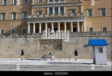 Atene, Grecia - Dicembre 18,2019: I soldati della Guardia Presidenziale (Evzones o Evzonoi) sfilano di fronte alla Tomba del Milite Ignoto vicino al Palazzo del Parlamento greco in Piazza Syntagma. Attrazione turistica Foto Stock