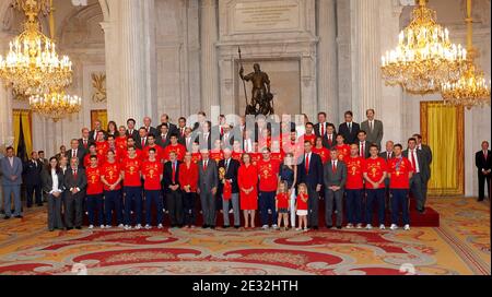 La famiglia reale spagnola - Re Juan Carlos, la Regina Sofia, il Principe ereditario Felipe, la Principessa ereditaria Letizia, le sue figlie Leonor e Sofia e la Principessa Elena - riceve i campioni della Coppa del mondo al Palazzo Zarzuela di Madrid, Spagna, il 12 luglio 2010. Foto di Almagro/ABACAPRESS.COM Foto Stock