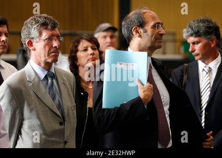 Il Ministro francese del lavoro Eric Woerth durante la sua visita al sito di Alstom Transport a Reichshoffen, Francia orientale, il 12 luglio 2010. Foto di Jean-Francois Badias/ABACAPRESS.COM Foto Stock