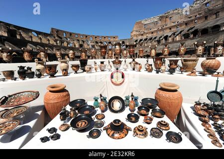 L'unità del patrimonio culturale dei Carabinieri italiani espone il 16 luglio 2010 al Colosseo di Roma, Italia, 337 reperti archeologici, risalenti dall'VIII secolo a.C. al IV secolo d.C., E del valore di oltre 15 milioni di euro (19.5 milioni di dollari) durante una conferenza stampa sui sequestri effettuati nell'ambito dell'operazione "Andromeda", che ha coinvolto i carabinieri italiani e le autorità giudiziarie svizzere. Tutti i manufatti provengono dal sud Italia e dalla Grecia e sono stati sequestrati pochi giorni fa a Ginevra, in Svizzera. Le autorità italiane hanno rivendicato un'altra vittoria nella loro campagna contro l'illegale Foto Stock