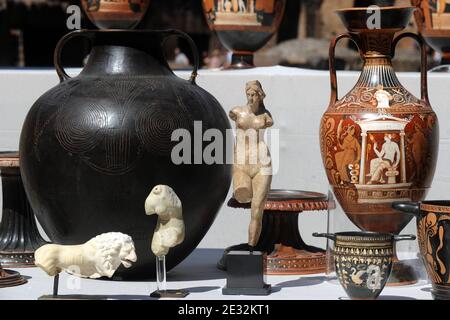 L'unità del patrimonio culturale dei Carabinieri italiani espone il 16 luglio 2010 al Colosseo di Roma, Italia, 337 reperti archeologici, risalenti dall'VIII secolo a.C. al IV secolo d.C., E del valore di oltre 15 milioni di euro (19.5 milioni di dollari) durante una conferenza stampa sui sequestri effettuati nell'ambito dell'operazione "Andromeda", che ha coinvolto i carabinieri italiani e le autorità giudiziarie svizzere. Tutti i manufatti provengono dal sud Italia e dalla Grecia e sono stati sequestrati pochi giorni fa a Ginevra, in Svizzera. Le autorità italiane hanno rivendicato un'altra vittoria nella loro campagna contro l'illegale Foto Stock