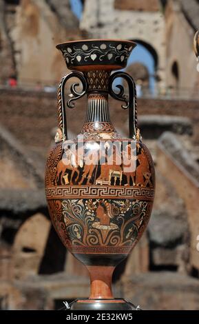 L'unità del patrimonio culturale dei Carabinieri italiani espone il 16 luglio 2010 al Colosseo di Roma, Italia, 337 reperti archeologici, risalenti dall'VIII secolo a.C. al IV secolo d.C., E del valore di oltre 15 milioni di euro (19.5 milioni di dollari) durante una conferenza stampa sui sequestri effettuati nell'ambito dell'operazione "Andromeda", che ha coinvolto i carabinieri italiani e le autorità giudiziarie svizzere. Tutti i manufatti provengono dal sud Italia e dalla Grecia e sono stati sequestrati pochi giorni fa a Ginevra, in Svizzera. Le autorità italiane hanno rivendicato un'altra vittoria nella loro campagna contro l'illegale Foto Stock