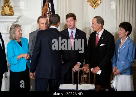 Il presidente DEGLI STATI UNITI Barack Obama stringe le mani con il Rep. Patrick Murphy, democratico della Pennsylvania, dopo aver firmato il 22 luglio 2010 il AC per l'eliminazione e il recupero dei pagamenti illeciti presso la Casa Bianca di Washington DC, USA. Foto di Brendan Hoffman/ABACAPRESS.COM Foto Stock