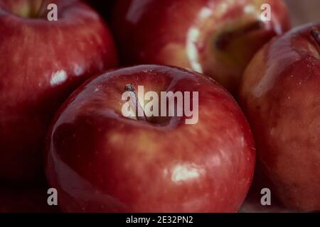 molte mele rosse. primo piano di mele rosse. Foto Stock