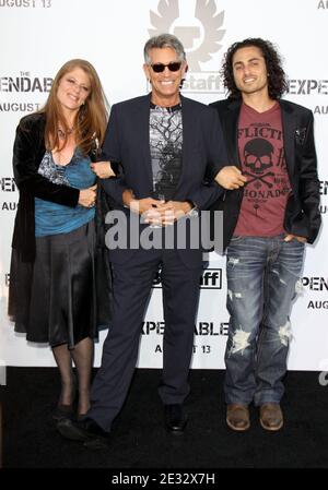 Eric Roberts con sua moglie Eliza Roberts e il figlio Keaton Simons arrivarono per la prima di Los Angeles di 'The Expendables', al Grauman's Chinese Theatre di Los Angeles, CA, USA il 3 agosto 2010. Foto di Tony DiMaio/ABACAPRESS.COM Foto Stock