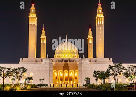 Medio Oriente, Penisola arabica, Oman, ad Dakhiliyah, Nizwa. Vista notturna della Grande Moschea del Sultano Qaboos. Foto Stock