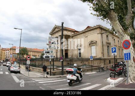 Trois jeunes doivent etre juges ce jeudi en comparution immediate a Perpignan pour leur implication dans des violences contre des policiers, roues de coups cette semaine. Les faits se sont deroules lundi à la CITE Diaz, dans le quartier du Moyen-Vernet, un Perpignano. Un Àquipage de la brigade anti-criminalite qui interventait suite a un cambriolage, a ete pris à partie alors qu'il interpellait des sospetti. Les policiers ont ete roues de coups par des dizaines d'habitants de cette cità sensible, confirme le parquet. Trois jeunes, ages d'une vingtaine d'annees, doivent etre juges ce jeudi dans ce Foto Stock