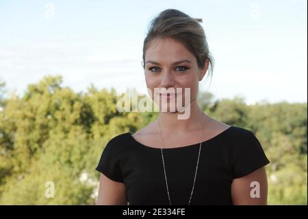 Emilie Dequenne si pone per una fotocellula durante la terza edizione del festival del cinema di lingua francese ad Angouleme, in Francia, il 25 agosto 2010. Foto di Giancarlo Gorassini/ABACAPRESS.COM Foto Stock