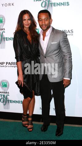 Christine Teigen e John Legend si pongono all'undicesima edizione del BNP Paribas Taste of Tennis al W Hotel di New York City, USA, il 26 agosto 2010. Foto di Donna Ward/ABACAPRESS.COM Foto Stock