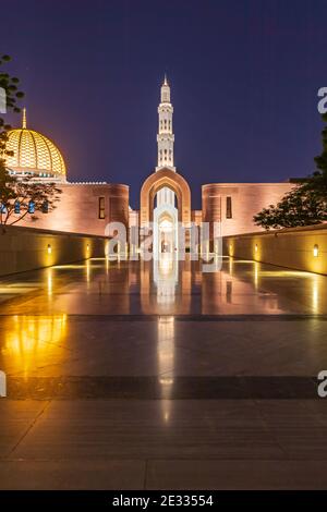Medio Oriente, Penisola arabica, Oman, Muscat. Vista notturna della Grande Moschea del Sultano Qaboos a Bawshar, Mascate. Foto Stock