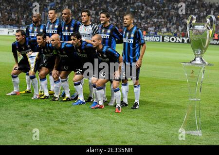 La squadra di Inter Milan durante la partita di calcio UEFA Supercup, Inter Milan vs Atletico Madrid allo stadio Louis II di Monaco a Principaute di Monaco il 27 agosto 2010. Atletico Madrid ha vinto 2-0. Foto di Henri Szwarc/ABACAPRESS.COM Foto Stock