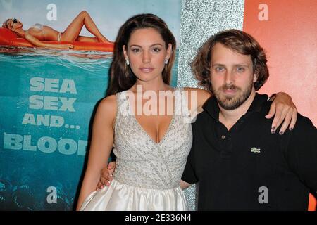 L'attrice Kelly Brook e il regista Alexandre Aja si pongono ad una fotocellula prima francese di 'Piranha 3D' tenutasi al teatro dell'Opera di Gaumont a Parigi, in Francia, il 28 agosto 2010. Foto di Nicolas Genin/ABACAPRESS.COM Foto Stock