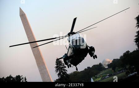 Marine One elicottero presidenziale con il presidente degli Stati Uniti Barack Obama, First Lady Michelle Obama e le loro figlie Malia e Sasha che arrivano alla Casa Bianca a Washington, DC, USA il 29 agosto 2010. La prima famiglia ha completato la sua vacanza di 10 giorni nel vigneto di Martha's e ha trascorso la domenica in Louisiana. Foto di Olivier Douliery/ABACAPRESS.COM Foto Stock