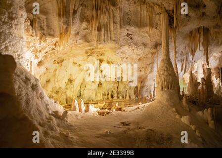 Stalagmite e stalattite all'interno delle Grotte di Frasassi, famose grotte italiane nei pressi di Genga, Marche, Italia Foto Stock