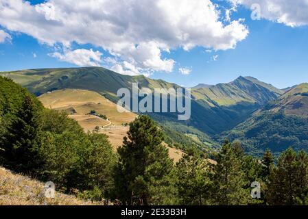La catena montuosa dei Sibillini nel Parco Nazionale dei Monti Sibillini, Italia centrale, stagione estiva Foto Stock