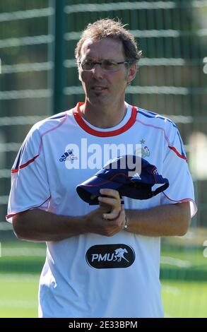 Il capo allenatore francese Laurent Blanc frequenta la formazione della Nazionale a Clairefontaine-en-Yvelines, in Francia, il 1 settembre 2010. Foto di Christian Liegi/ABACAPRESS.COM Foto Stock