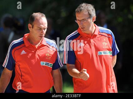 Il capo allenatore francese Laurent Blanc (R) e l'assistente Alain Boghossian assistono alla formazione della squadra nazionale a Clairefontaine-en-Yvelines, Francia, il 1 settembre 2010. Foto di Christian Liegi/ABACAPRESS.COM Foto Stock