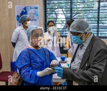 Kolkata, India. 16 gennaio 2021. L'India inizia la prima fase di vaccinazione da oggi, 16 gennaio 2021. Covisield realizzato da Serum Institute of India in collaborazione con la società britannica AstraZeneca e Covaxin, che è sviluppato da Bharat Biotech in collaborazione con il Consiglio indiano di ricerca medica (ICMR) sono due vaccini che saranno applicati da oggi. quasi 3 operatori sanitari lakh otterranno il vaccino. Questa vaccinazione porta un raggio di speranza tra il popolo indiano. (Foto di Amlan Biswas/Pacific Press/Sipa USA) Credit: Sipa USA/Alamy Live News Foto Stock