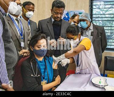 Kolkata, India. 16 gennaio 2021. L'India inizia la prima fase di vaccinazione da oggi, 16 gennaio 2021. Covisield realizzato da Serum Institute of India in collaborazione con la società britannica AstraZeneca e Covaxin, che è sviluppato da Bharat Biotech in collaborazione con il Consiglio indiano di ricerca medica (ICMR) sono due vaccini che saranno applicati da oggi. quasi 3 operatori sanitari lakh otterranno il vaccino. Questa vaccinazione porta un raggio di speranza tra il popolo indiano. (Foto di Amlan Biswas/Pacific Press/Sipa USA) Credit: Sipa USA/Alamy Live News Foto Stock