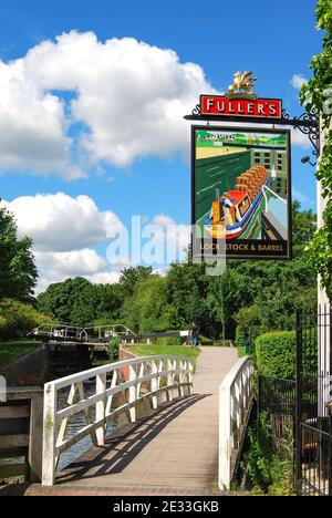 Pub 'Lock Stock and Barrel', Newbury Lock, Newbury, Berkshire, Inghilterra, Regno Unito Foto Stock