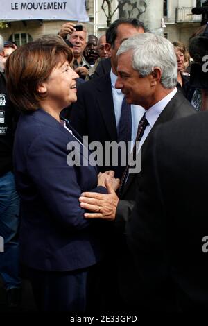 Martine Aubry, leader del Partito Socialista d'opposizione francese affiancato da Claude Bartolone, dimostra a Parigi, in Francia, il 7 settembre 2010, durante un'azione di sciopero nazionale di un giorno contro un disegno di legge di riforma pensionistica statale. Foto di Jean-Luc Luyssen/ABACAPRESS.COM Foto Stock