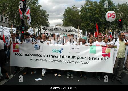 Un giorno di sciopero nazionale e manifestazione a Parigi, in Francia, il 7 settembre 2010, contro una legge di riforma delle pensioni di gouvernment. In Francia sono scoppiati scioperi per 24 ore, in quanto i sindacati si sono preparati a una sosta generale a livello nazionale per protestare contro i piani del presidente Nicolas Sarkozy di aumentare l'età minima di pensionamento da 60 a 62 anni. Foto di Alain Apaydin/ABACAPRESS.COM Foto Stock