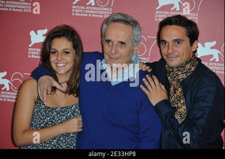 Il regista italiano Marco Bellocchio (C) si pone con la figlia Elena Bellocchio e il figlio Pier Giorgio Bellocchio alla fotocellula per il film 'srelle mai' durante il sessantasettesimo Festival Internazionale del Cinema di Venezia presso il Palazzo del Casino di Venezia, l'8 settembre 2010. Foto di Nicolas Genin/ABACAPRESS.COM Foto Stock