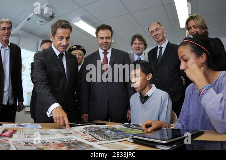 "Il presidente francese Nicolas Sarkozy (2ndL), affiancato dal ministro francese dell'Istruzione Luc Chatel (C), fa gesti mentre visita una scuola per studenti titolari di sussidi a Marly-le-Roi, vicino a Parigi, in Francia, il 9 settembre 2010. La scuola appartiene al piano del governo del 2008 chiamato ''Hope for Suburbs'' (''Espoirs banlieues''). Foto di Lionel Bonaventure/piscina/ABACAPRESS.COM' Foto Stock