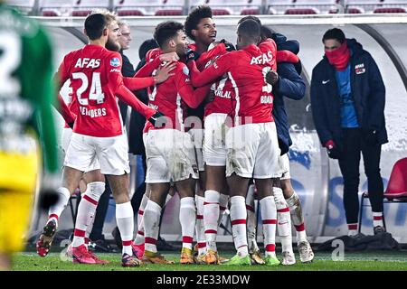 ALKMAAR, PAESI BASSI - GENNAIO 16: (L-R): Zakaria Aboukhlal dell'AZ festeggia l'obiettivo con la squadra (2:1) durante la partita olandese di Eredivisie tra AZ e ADO Den Haag all'AFAS Stadion il 16 gennaio 2021 ad Alkmaar, Paesi Bassi (Foto di Patrick Goosen/Orange Pictures/Alamy Live News) Foto Stock