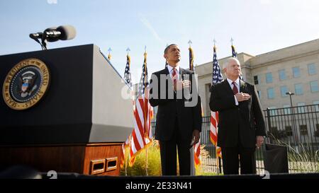 Il presidente degli Stati Uniti Barack Obama e il segretario alla difesa Robert Gates partecipano ad una cerimonia di deposizione di una corona e ad un momento di silenzio al Pentagono Memorial per celebrare l'anniversario degli attacchi terroristici, ad Arlington, VA, USA il 11 2010 settembre. Foto di Olivier Douliery/ABACAPRESS.COM Foto Stock