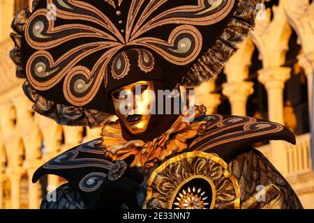 Artisti vestiti con costumi e maschere decorati davanti al Palazzo Ducale durante il Carnevale di Venezia Foto Stock
