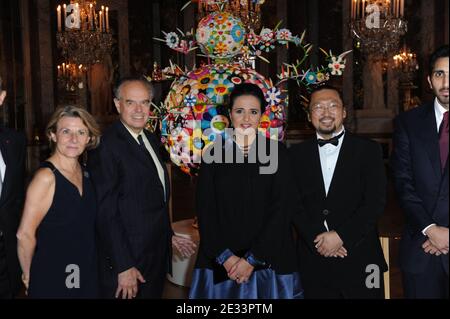 L-R : Consigliere francese Catherine Pegard, Ministro francese della cultura Frederic Mitterrand, figlia dell'Emiro del Qatar Sheikha al Mayassa bint Hamad bin Khalifa al-Thani, Presidente del Consiglio di amministrazione dei Musei del Qatar, Takashi Murakami, Sheikh Jassem (marito di Sheikha Mayassa) Partecipate alla festa di apertura dell'esposizione dell'artista giapponese Takashi Murakami al Palazzo di Versailles, vicino a Parigi, il 12 settembre 2010. Foto di Ammar Abd Rabbo/ABACAPRESS.COM Foto Stock