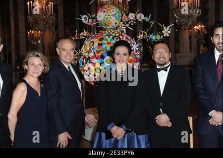 L-R : Consigliere francese Catherine Pegard, Ministro francese della cultura Frederic Mitterrand, figlia dell'Emiro del Qatar Sheikha al Mayassa bint Hamad bin Khalifa al-Thani, Presidente del Consiglio di amministrazione dei Musei del Qatar, Takashi Murakami, Sheikh Jassem (marito di Sheikha Mayassa) Partecipate alla festa di apertura dell'esposizione dell'artista giapponese Takashi Murakami al Palazzo di Versailles, vicino a Parigi, il 12 settembre 2010. Foto di Ammar Abd Rabbo/ABACAPRESS.COM Foto Stock