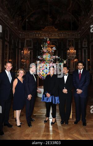 L-R : Jean-Jacques Aillagon, consigliere del presidente francese Catherine Pegard, ministro francese della cultura Frederic Mitterrand, figlia dell'emiro del Qatar Sheikha al Mayassa bint Hamad bin Khalifa al-Thani, presidente del consiglio di amministrazione dei musei del Qatar, Takashi Murakami, Sheikh Jassem (marito di Sheikha Mayassa) Partecipate alla festa di apertura dell'esposizione dell'artista giapponese Takashi Murakami al Palazzo di Versailles, vicino a Parigi, il 12 settembre 2010. Foto di Ammar Abd Rabbo/ABACAPRESS.COM Foto Stock